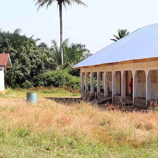 Im ländlichen Liberia in Lofa steht eine neu gebaute Schule