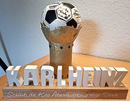 Ein World-Cup-Pokal aus Pappe