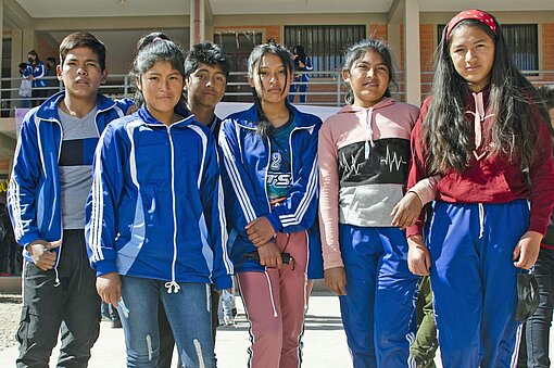 Nicht alle Kinder und Jugendlichen in der Andenregion gehen zur Schule – unterschiedliche Krisen hindern sie daran Mädchen und Jungen auf einem Schulhof