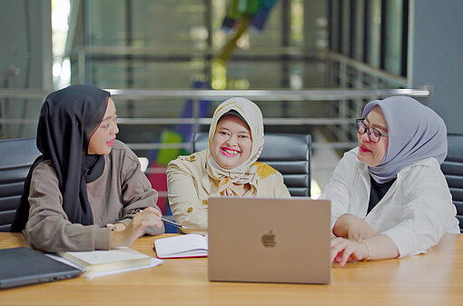 Im Rahmen des IT-Trainings lernte Windy (Mitte), im Team und integrativ zu arbeiten Drei IT-Fachfrauen