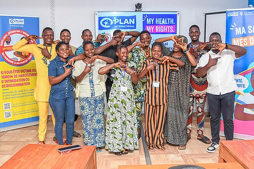 Germaine mit Kolleg:innen der mobilen Reporterschulung im Raum stehend