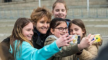 Globale Bildungskampagne: Weltklasse! Bildung darf nicht warten - Aktion mit Schülerinnen und Alice Albright