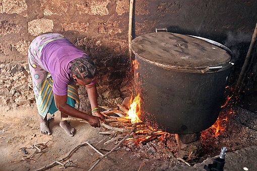 Feuerholz sammeln, kochen und den Haushalt führen sind traditionell die Aufgaben von Mädchen und Frauen in Kenia