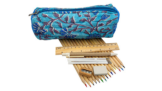 Stoffvariante des Federmäppchen in blau, darunter das Schreibmaterial.