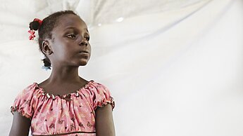 Wadley ist sieben Jahre alt als das Erdbeben in Haiti ihr Zuhause und ihre Schule zerstört. Doch sie gibt nicht auf. © Ten Times Ten LLC / GIRL RISING 2014