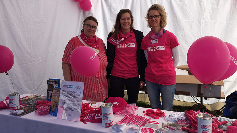 Bei dem Women's Run informierten die Aktionsgruppen aus Hannover, Braunschweig und Celle Interessierte über die Projekte von Because I am a Girl. © Julia Engel