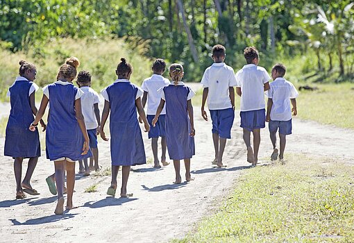 Mädchen, Jungen und Jugendliche sollen sich nicht nur auf dem Schulweg sicher bewegen können Schulkinder laufen nach Hause
