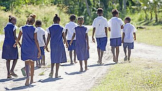 Mädchen auf dem Schulweg auf den Salomon-Inseln
