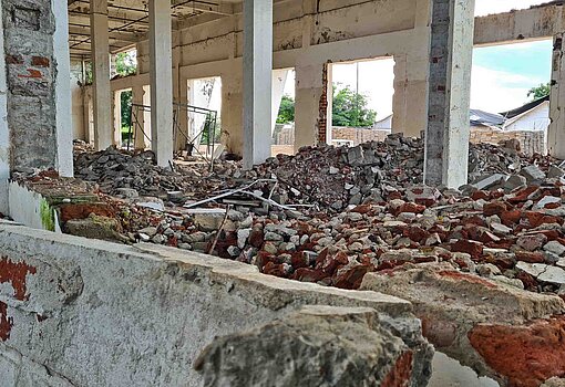 Zerstörte Infrastruktur: Die Spuren von Kriegen und bewaffneten Konflikten in Südsudan Ein zertrümmertes Gebäude in Südsudan