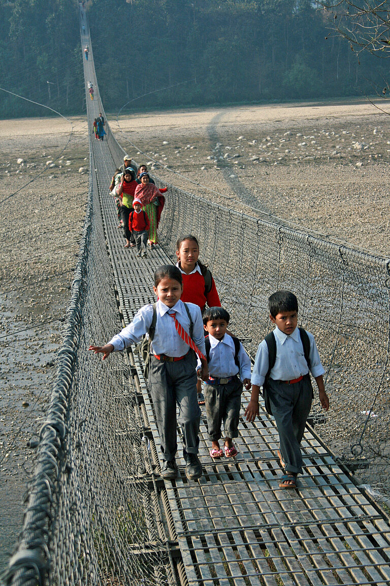 Kinder auf dem Weg zur Schule in den nepalesischen Mittelgebirgen