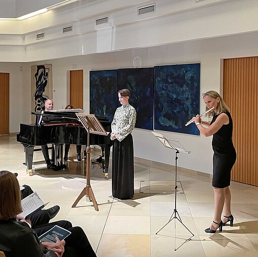 Plan-Unterstützerin und Koloratur-Sopranistin Alina Wunderlin (Mitte) musiziert mit Dr. Friedrich Jergitsch (Flügel) und Prof. Dr.in Anne d`Arcy (Querflöte) Belebender Klavierabend mit Sopran