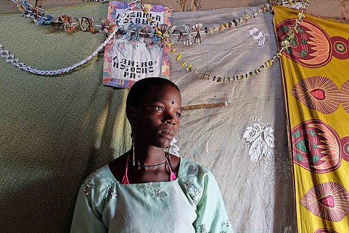 Eine Frau in Malawi blickt nachdenklich
