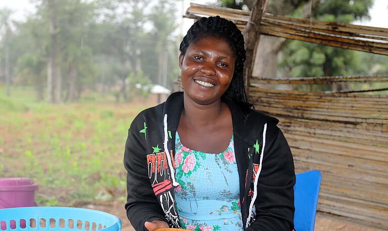 Frau aus Togo mit selbst hergestelltem Bier 