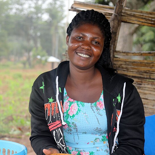 Frau aus Togo mit selbst hergestelltem Bier 