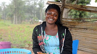 Frau aus Togo mit selbst hergestelltem Bier 