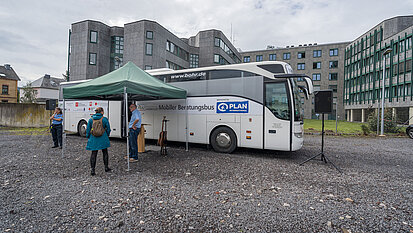 Der mobile Beratungsbus von außen ©Plan / Bernhard Risse