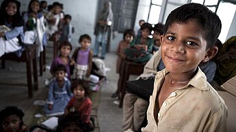 Nach der Überschwemmung zurück in der Schule: eine Klasse in Pakistan.