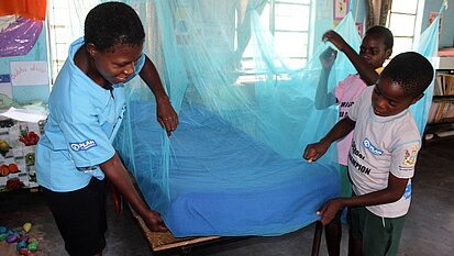Malariaschutz: Lange Kleidung und Mosquitonetze.