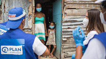 In der Dominikanischen Republik besuchen Plan-Mitarbeiter:innen Familien in den Projektgemeinden, um sie über das Coronavirus zu informieren und Nothilfepakete zu verteilen.