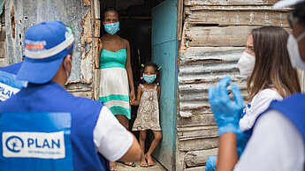 In der Dominikanischen Republik besuchen Plan-Mitarbeiter:innen Familien in den Projektgemeinden, um sie über das Coronavirus zu informieren und Nothilfepakete zu verteilen. ©Plan International In der Dominikanischen Republik besuchen Plan-Mitarbeiter:innen Familien in den Projektgemeinden, um sie über das Coronavirus zu informieren und Nothilfepakete zu verteilen. ©Plan International