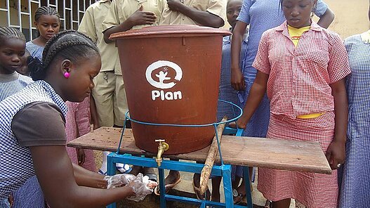 Handwaschstationen helfen, der Ausbreitung von Ebola entgegenzuwirken. © Plan Handwaschstationen helfen, der Ausbreitung von Ebola entgegenzuwirken. © Plan