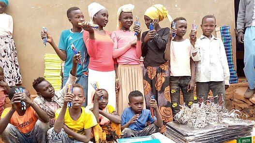 Die Kinder und Jugendlichen in Ura erhalten neue Schulmaterialien