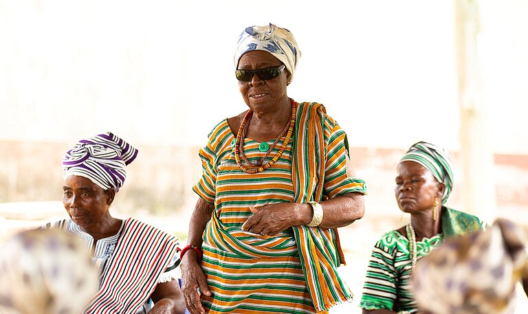 Christina leitet eine Teamsitzung in ihrer Gemeinde in Ghana