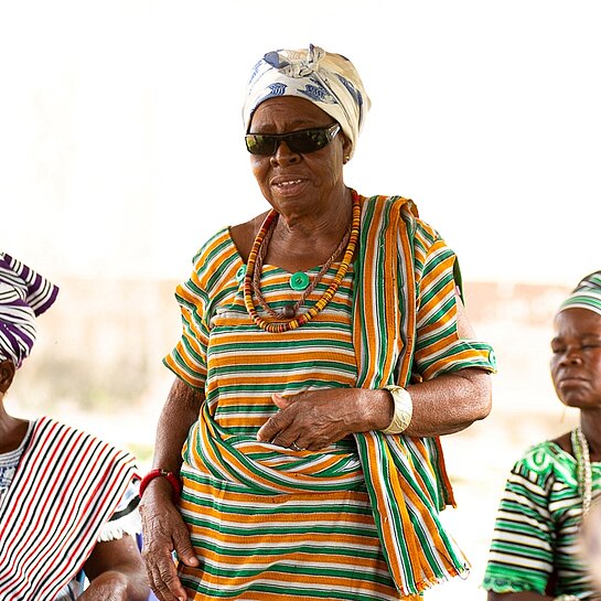 Christina leitet eine Teamsitzung in ihrer Gemeinde in Ghana