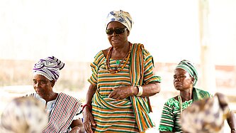 Christina leitet eine Teamsitzung in ihrer Gemeinde in Ghana