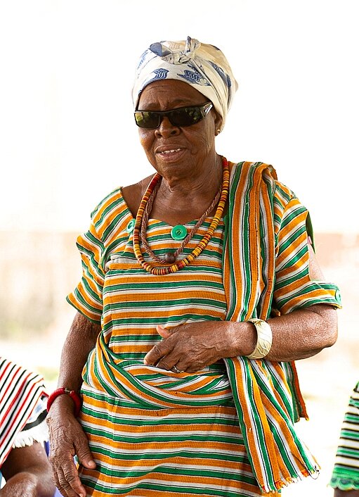 Christina leitet eine Teamsitzung in ihrer Gemeinde in Ghana