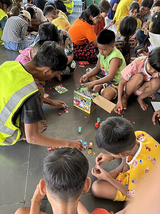 Kinder spielen mit Bauklötzen Kinder spielen auf dem Boden mit Bauklötzen