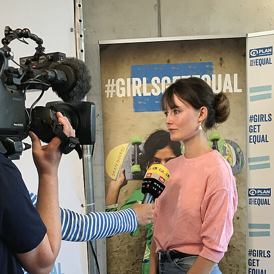 Hannah wird interviewt mit Kamera.