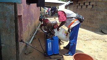 Sobald Ebola-Fälle auftreten, sollten die betroffenen Siedlungen und Gebäude sofort desinfiziert werden. Plan unterstützt diese Aktionen.