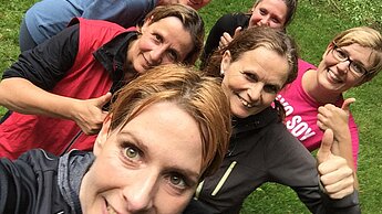 Das Plan-Team um Maike Röttger (2. Reihe links) nach dem Trainingslauf im Regen - der Vorfreude auf den 17. Juni tat dies keinen Abbruch. © Plan International