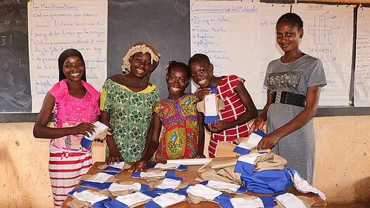 Binden für Schülerinnen in Ghana