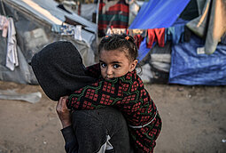 Ein Mädchen, das im Flüchtlingslager in Rafah im südlichen Gazastreifen lebt