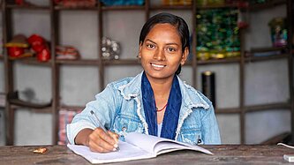 Ashiya notiert stets ihre Einkäufe und Verkäufe, damit sie einen guten Überblick hat