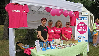 Marion Kracht, langjährige Because I am a Girl-Botschafterin und Plan-KUratoriumsmitglied, nahm sich Zeit für einen Besuch bei den Ehrenamtlichen der Plan-Aktionsgruppe Berlin, die den Stand im Women’s Village betreuten. 