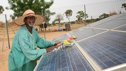 Solarstrom bietet große Chancen für wirtschaftliche Entwicklung. © Plan / Alf Berg