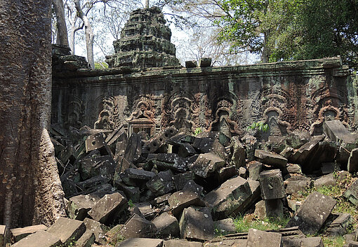 Steinhaufen des versunkenen Teil des Tempels.