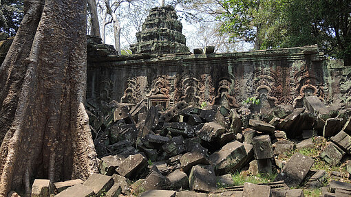 Viel Wissen um die Bedeutung von Angkor ist versunken – wie die Tempel selbst. Steinhaufen des versunkenen Teil des Tempels.