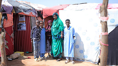Eine Frau und vier Kinder vor einem Zelt in Somaliland