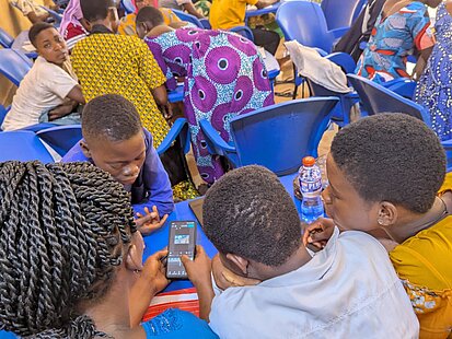 In Togo setzen wir uns für geschützte digitale Räume ein.