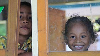 In Indonesien werden viele Mädchen und Jungen nicht nach der Geburt registriert.