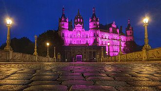 Das Schloss Schwerin leuchtete am Welt-Mädchentag pink. © R. Hagemann