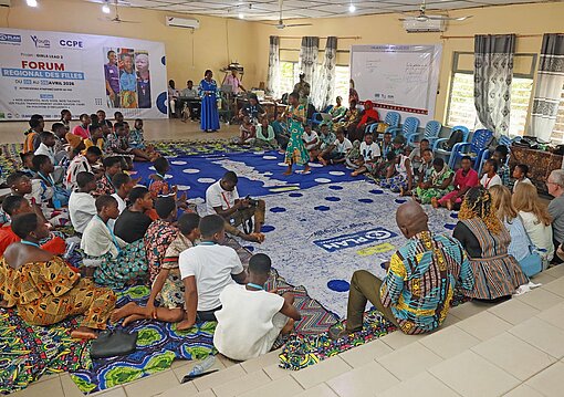 Eine Versammlungshalle voller Frauen