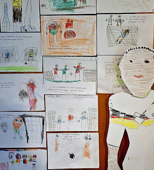 Ein Detailfoto zeigt die Bilder und Zeichnungen von Kindern.