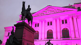 Das Altonaer Rathaus in Hamburg wird pink beleuchtet