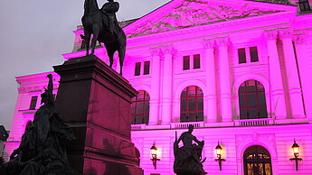 Das Altonaer Rathaus in Hamburg wird pink beleuchtet