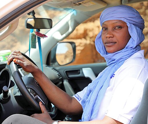 Als Betriebswirtin fährt Amsatou (24) heute mit humanitärer Mission durch Niger Eine elegante Frau am Steuer eines Geländewagens